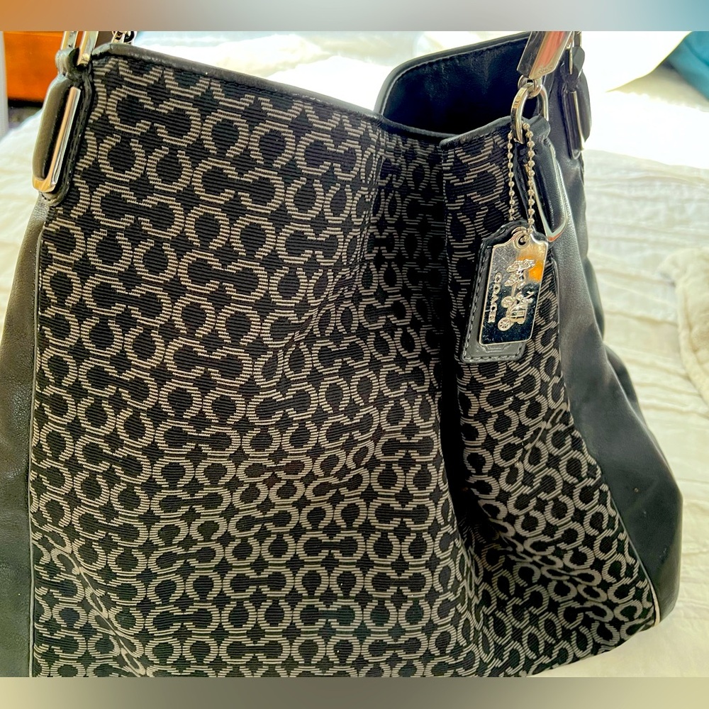 Coach purse - leather and fabric -
With three compartments